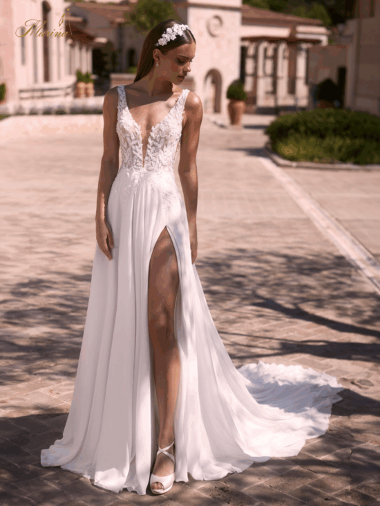 robe bohème, fluide avec dentelle, strass et fente.