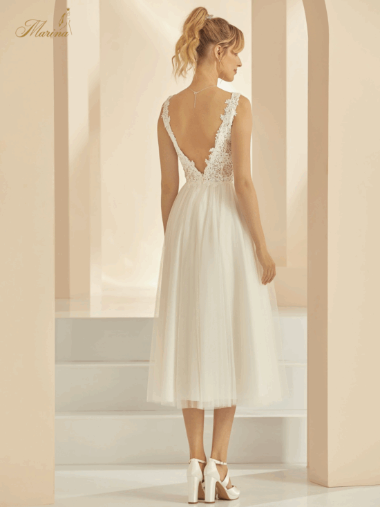robe courte, haut en dentelle et dos en V.
