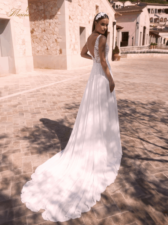 robe bohème, fluide avec dentelle, strass et fente.